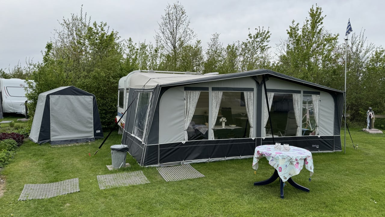 Caravan met voortent
