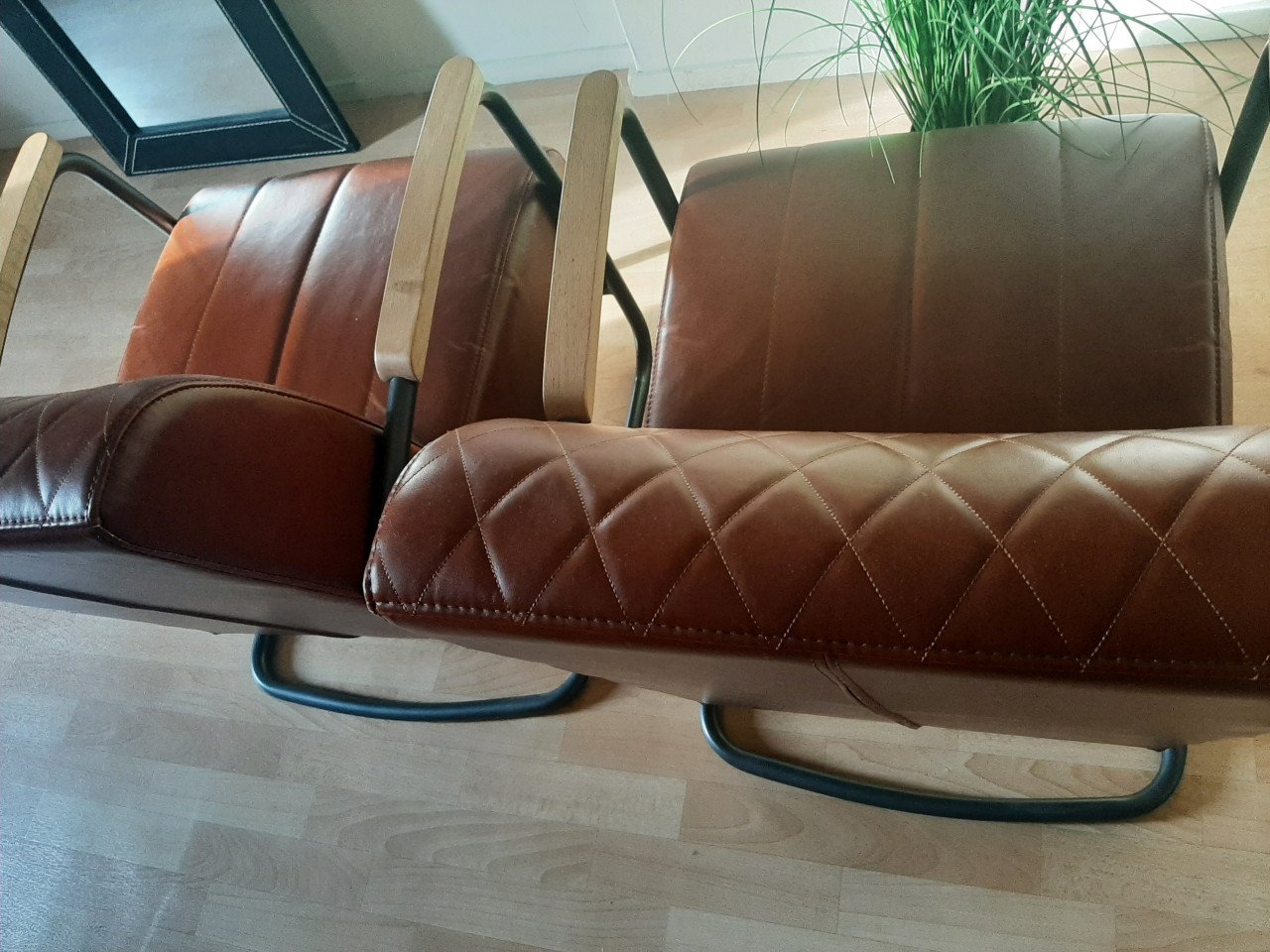 2 lounge stoelen, kleur bruin, merk RV design