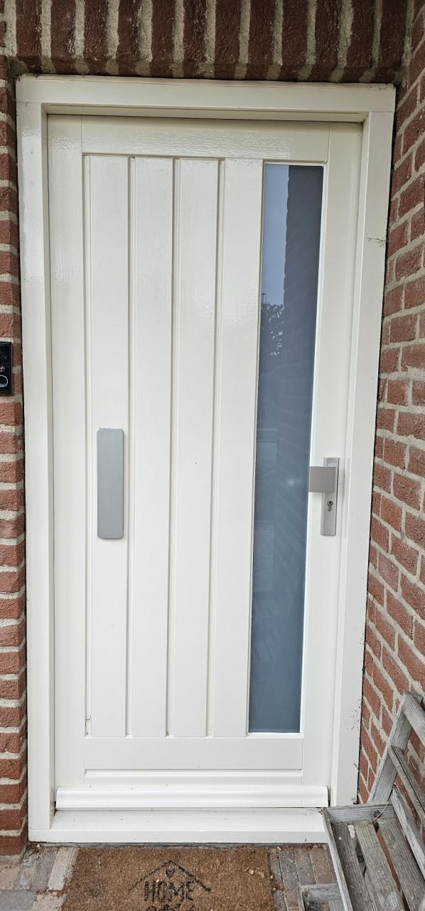 Hardhouten Voordeur met geïsoleerde brievenbus, dubbel glas en 3 sleutels