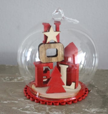 Kerstbal en kerstdecoratie glas en hout tekxt noel
