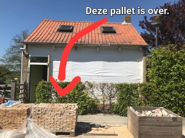 Oude ijsselsteentjes oftewel handvorm ijsselstenen op pallet.