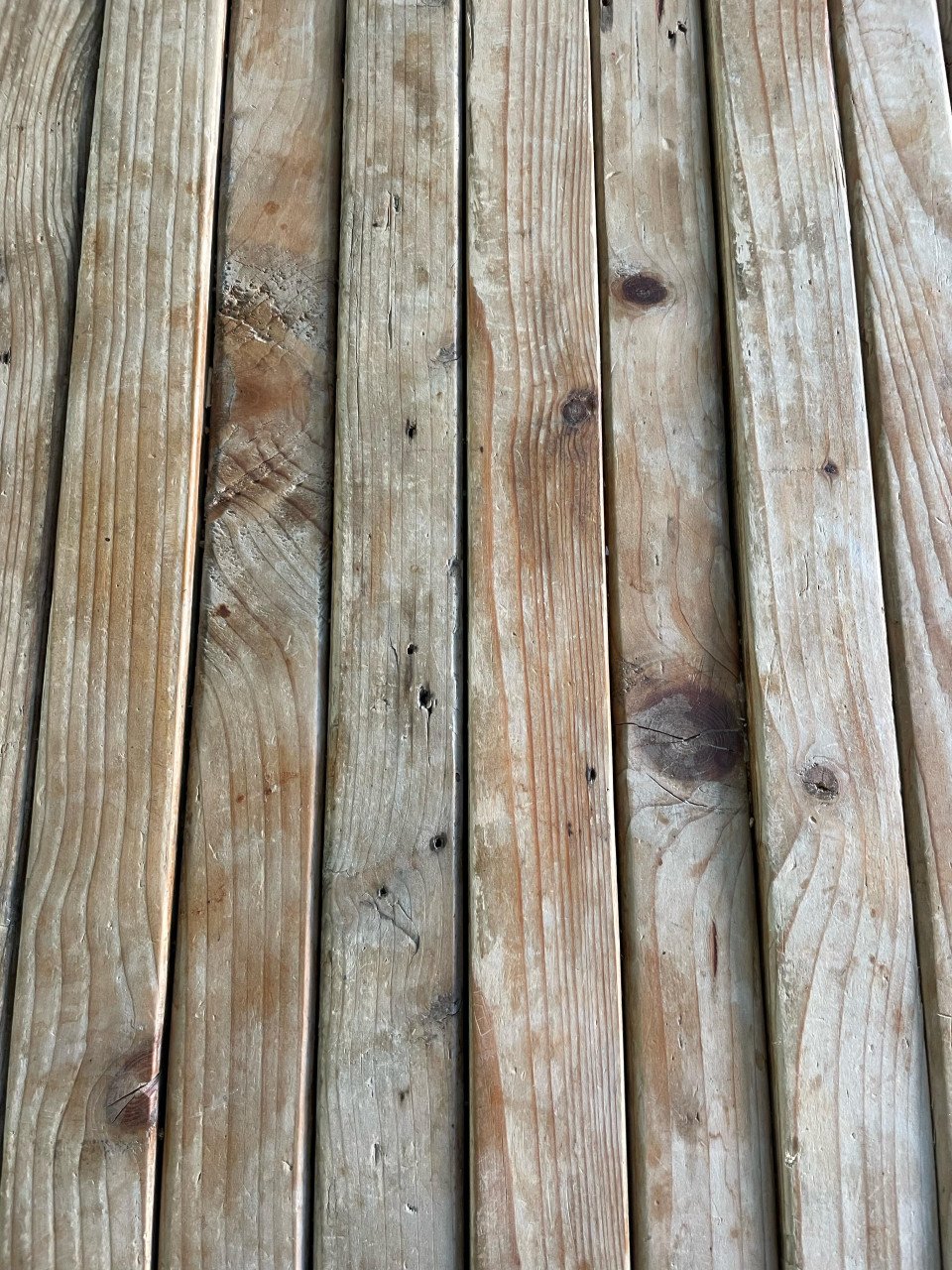 Eettafel houten balken en steigerbuizen
