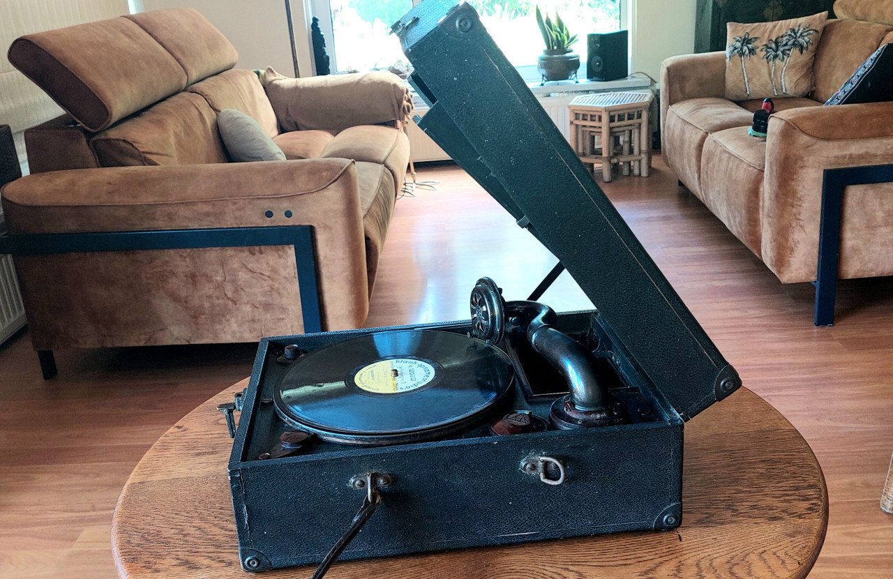 Een  koffergrammofoon Colibri Senior