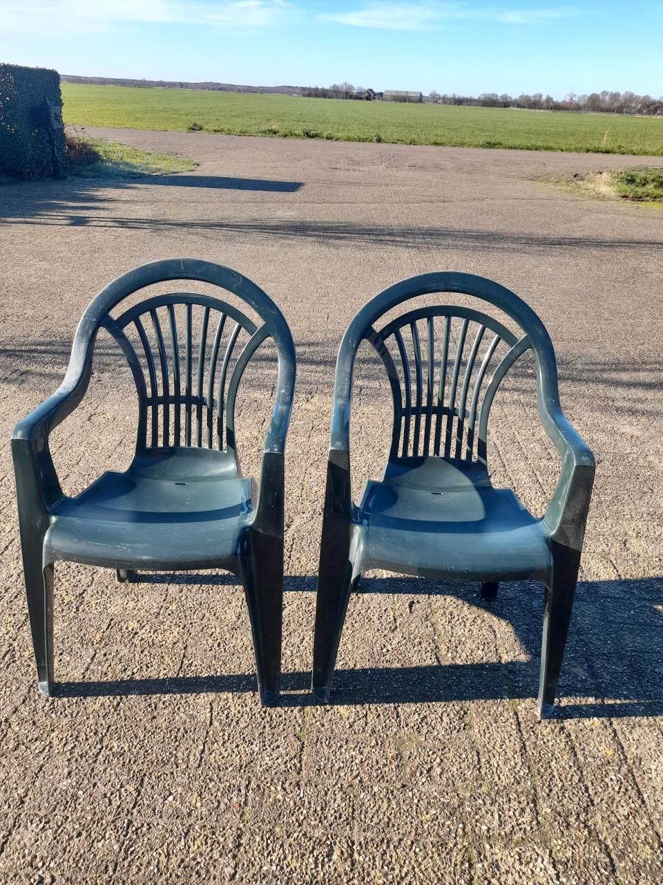 2 stapelbare tuinstoelen