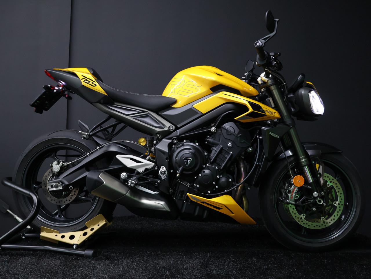 STREET TRIPLE 765 RS | Cosmic Yellow