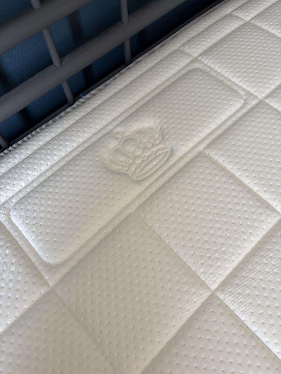 Compleet industrieel bed met nachtkastjes en auping matras