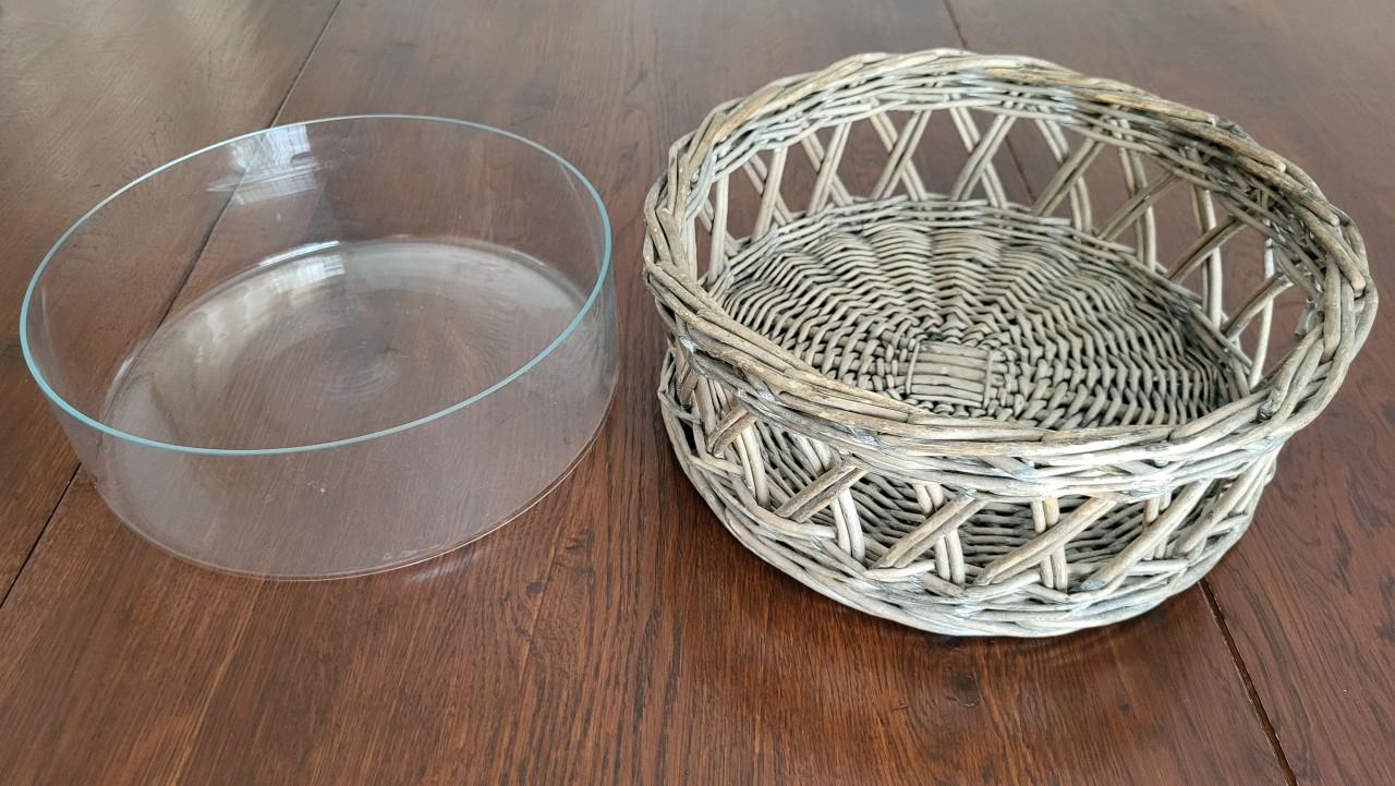 Rieten mand met glazen schaal fruitschaal