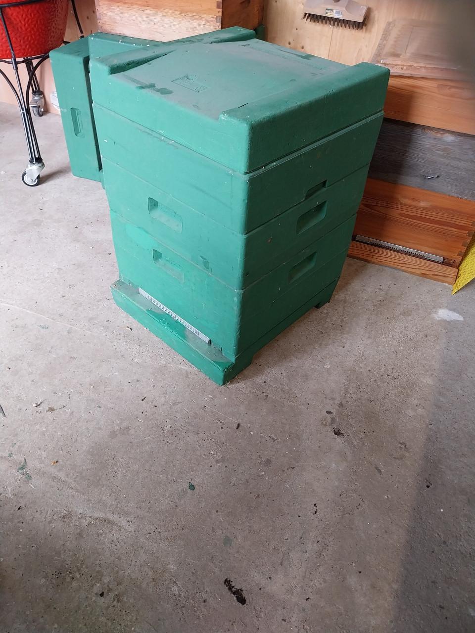 Te koop 2 x bijenkast kunstof