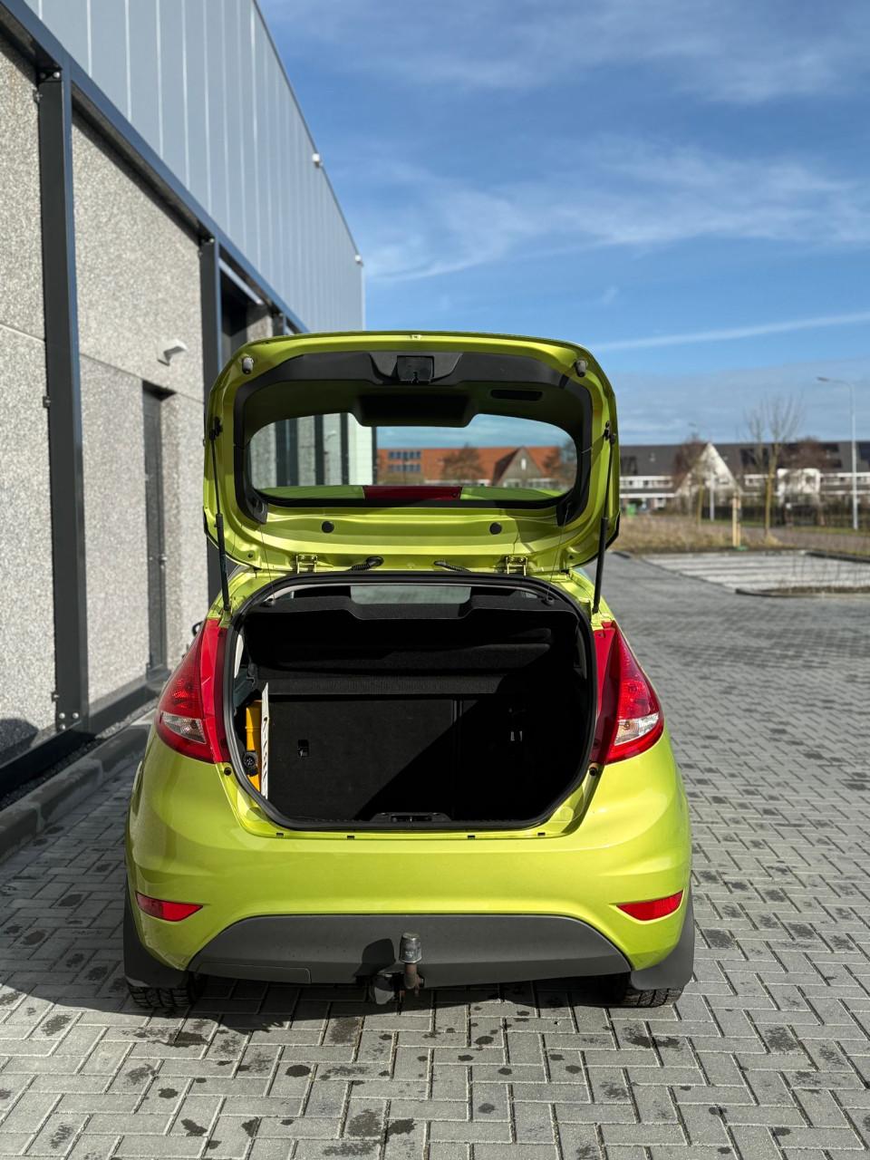 Ford Fiësta 82 pk, LM-velgen, airco, APK, distributieriem