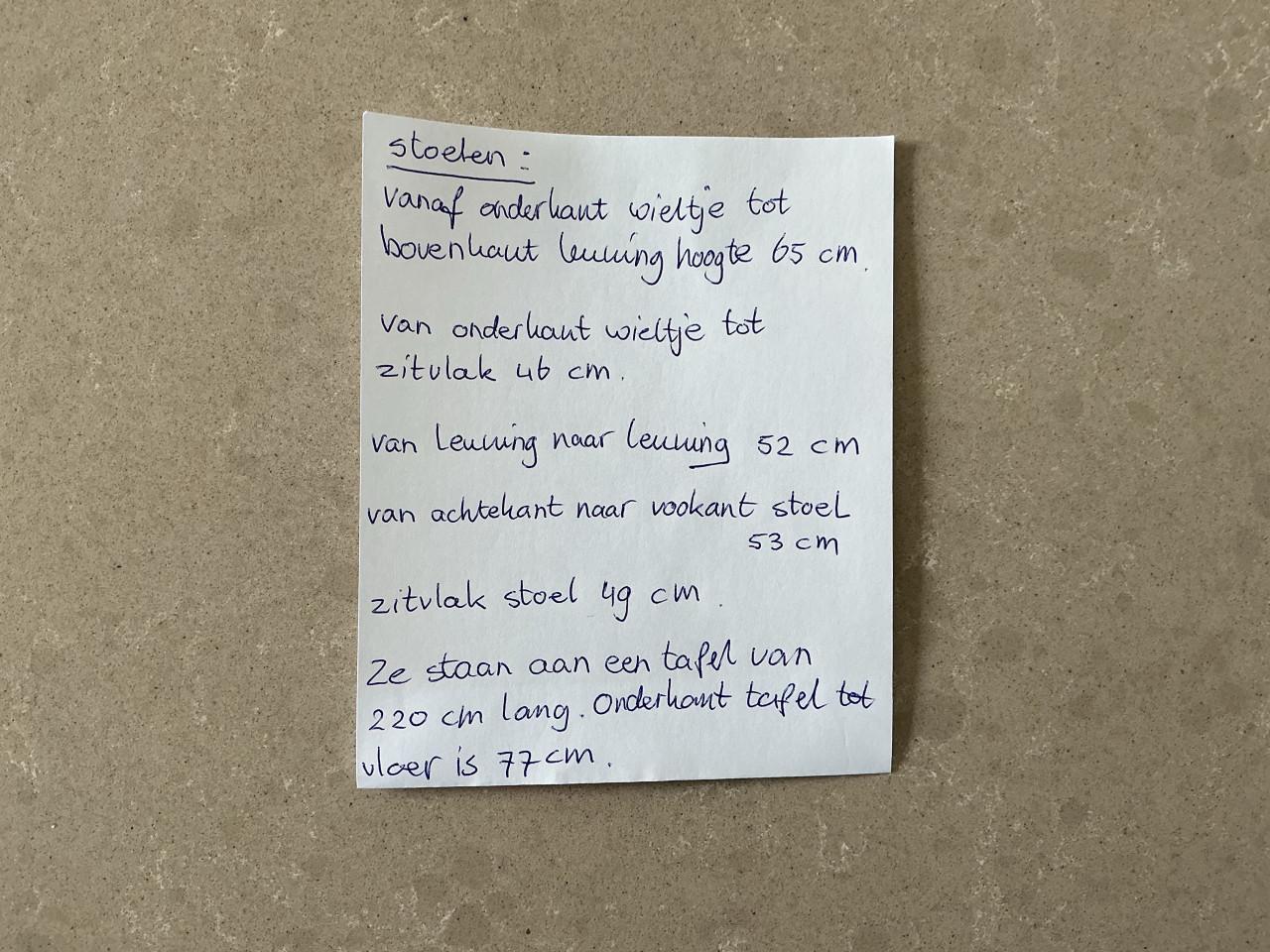 6 lederen eetkamerstoelen met armleuning kleur chocolade bruin i.z.g.s