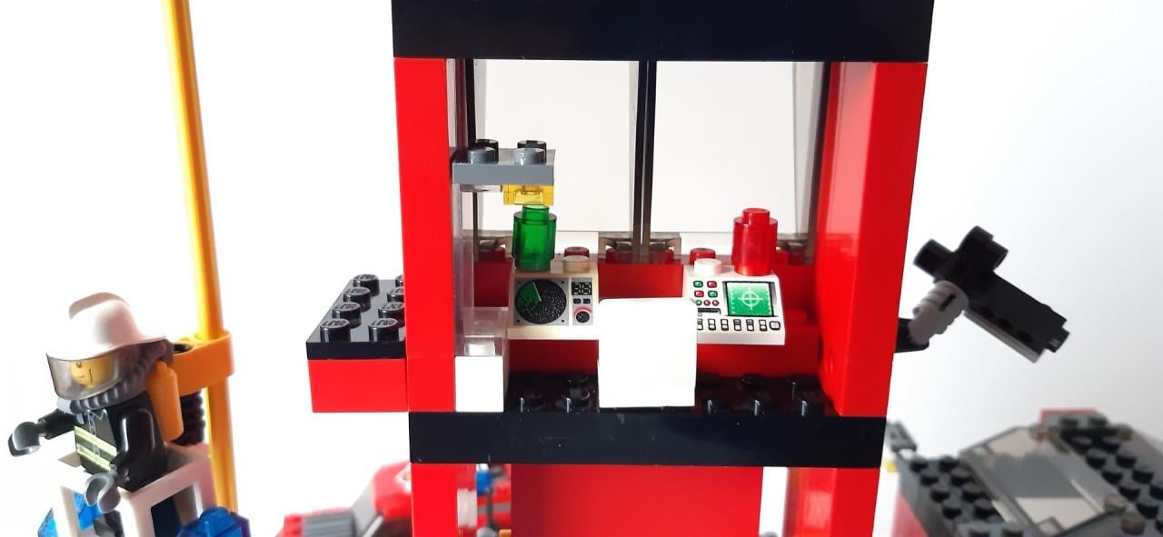 Lego 7240 : Brandweerkazerne met 3 minifiguren.