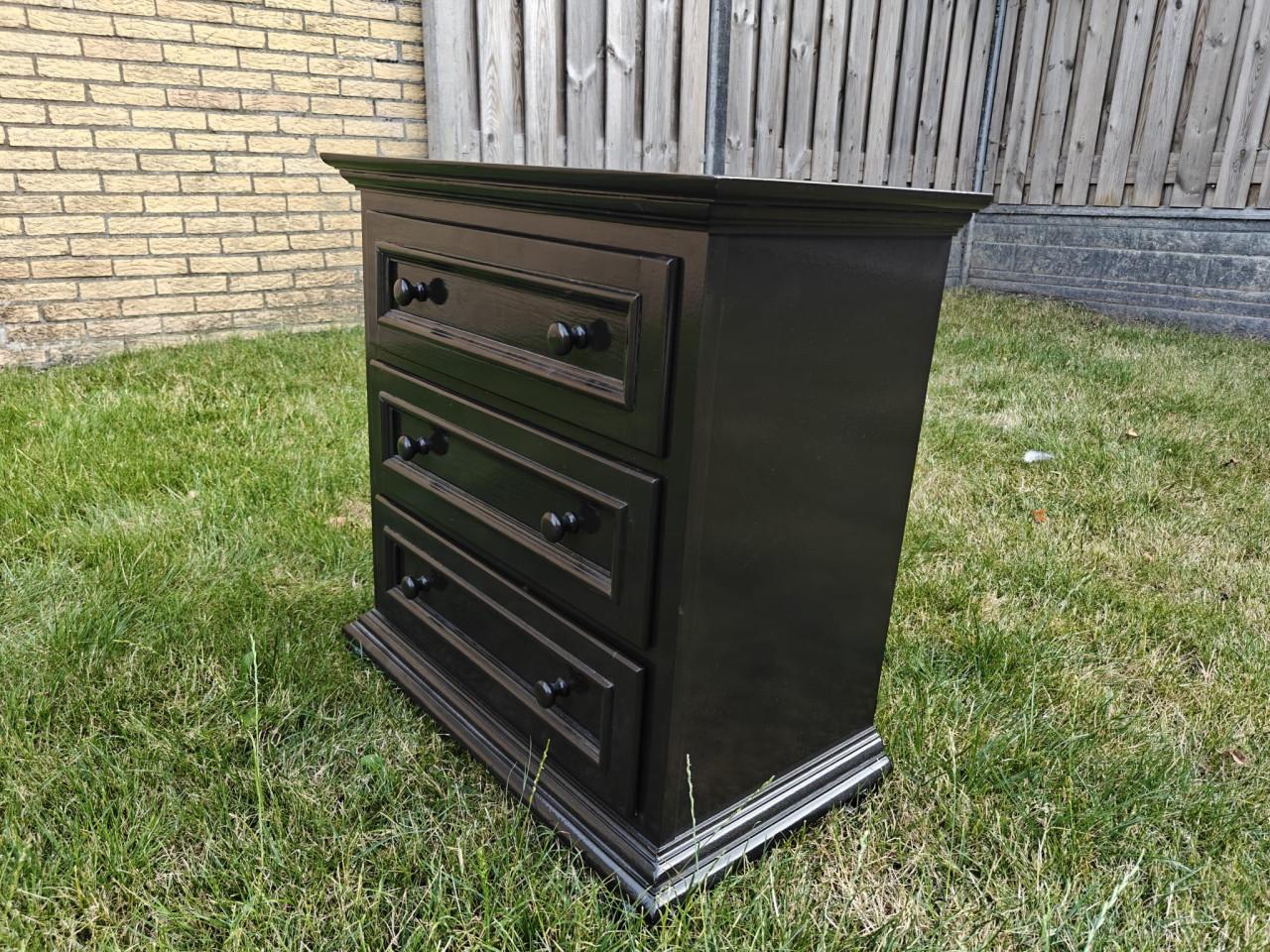 Te koop 3 laden kastje zwart gespoten .
