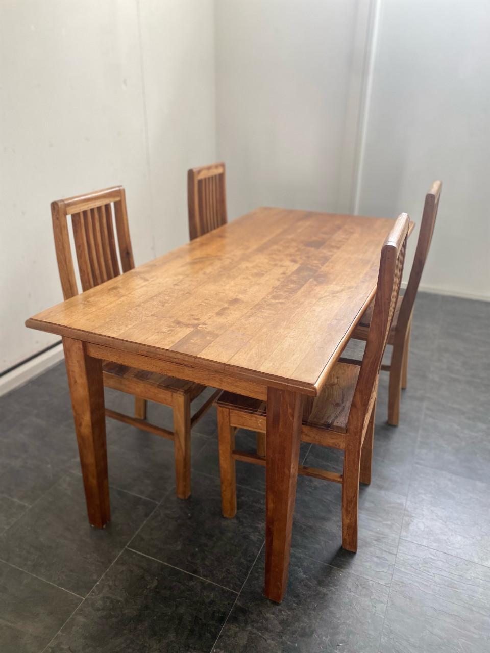 Mooie houten eetkamertafel en stoelen!!