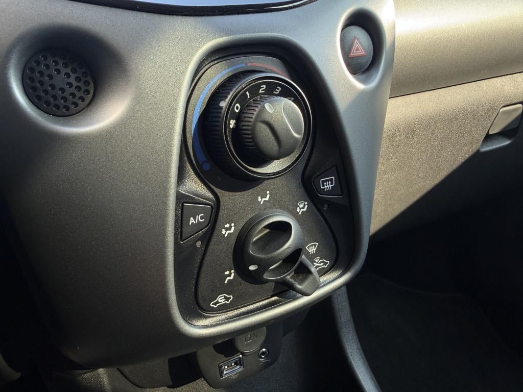 Toyota Aygo 1.0 x-play - 22.000km - dealeronderhouden - carplay -