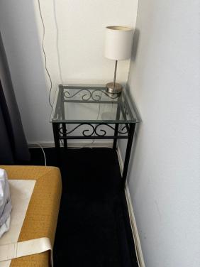 2x glazen nachtkastjes met metaal