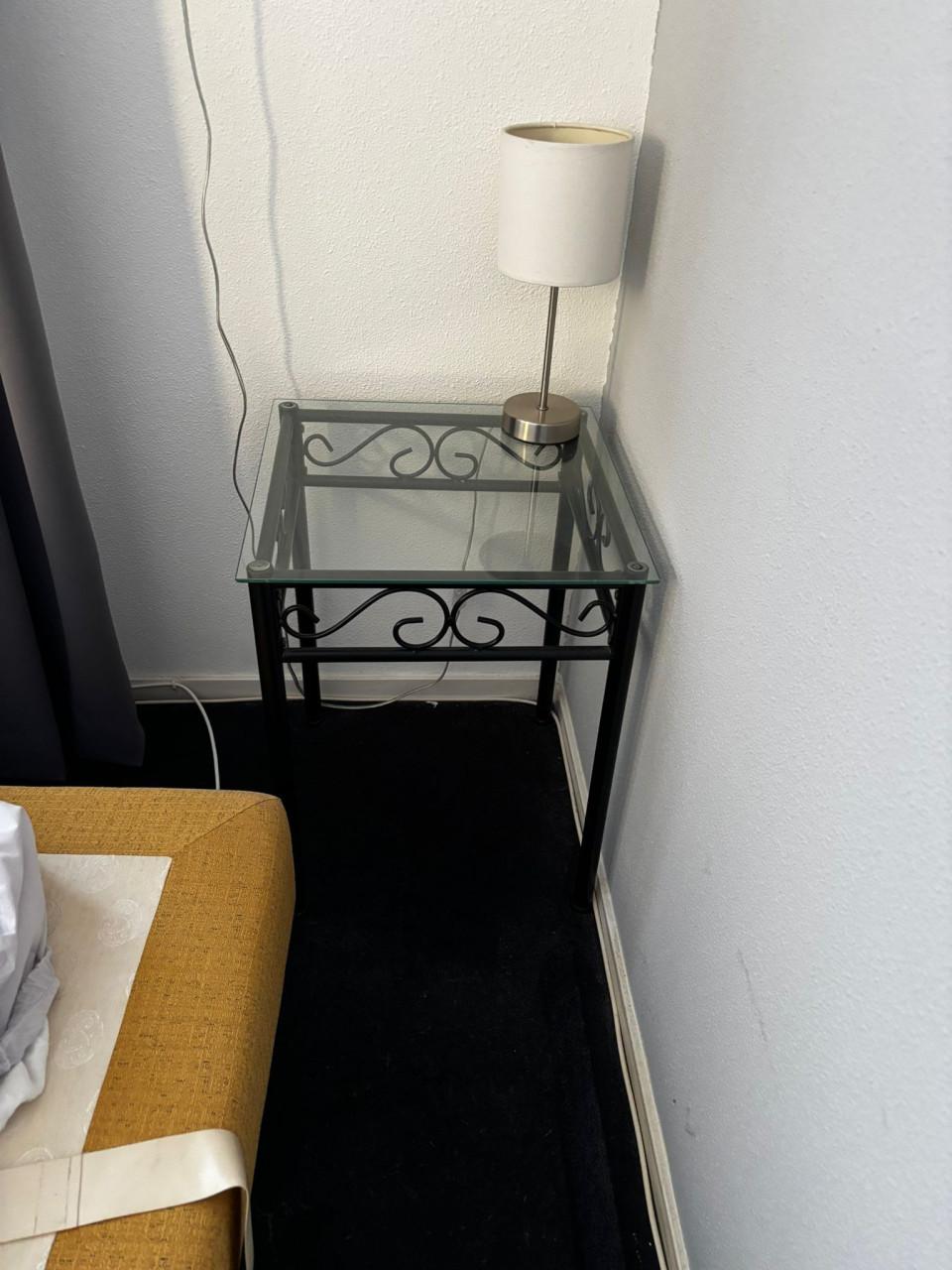 2x glazen nachtkastjes met metaal