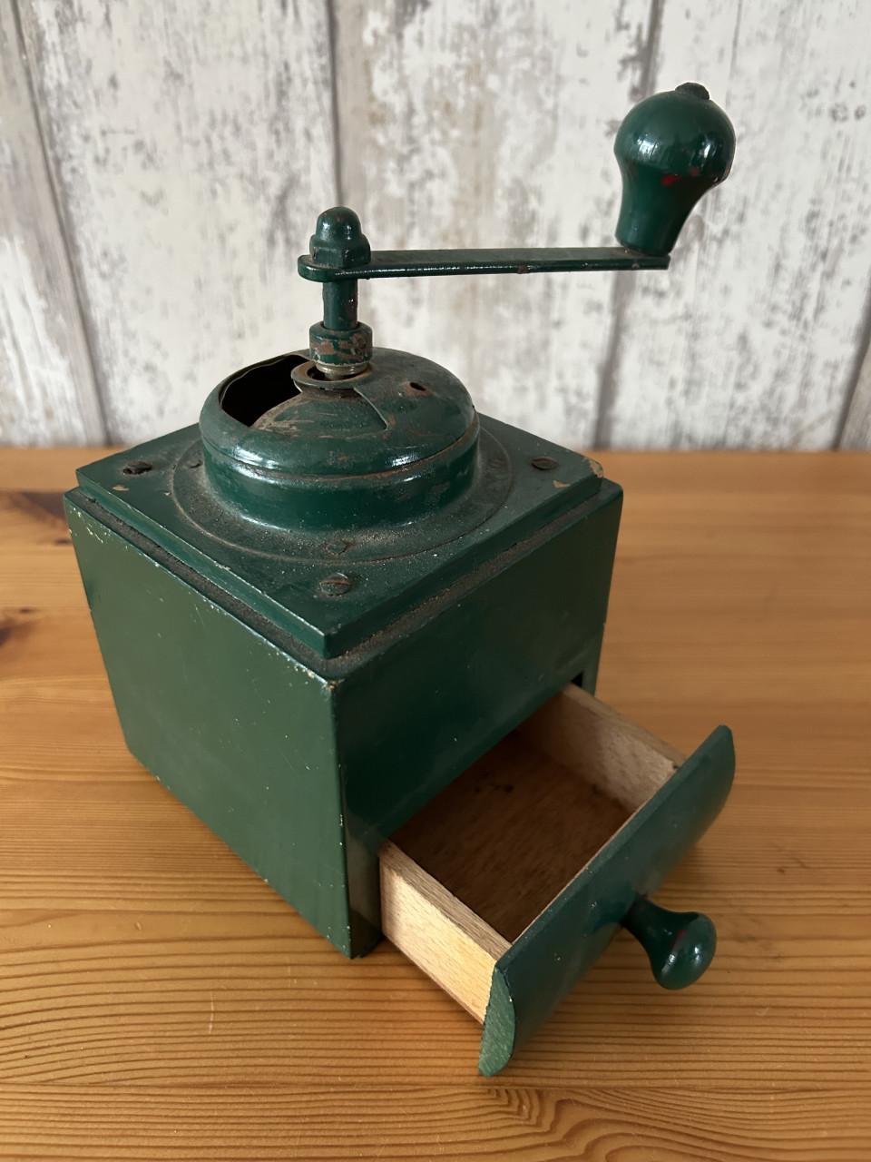 Koffiemolen. ....groen geschilderd.