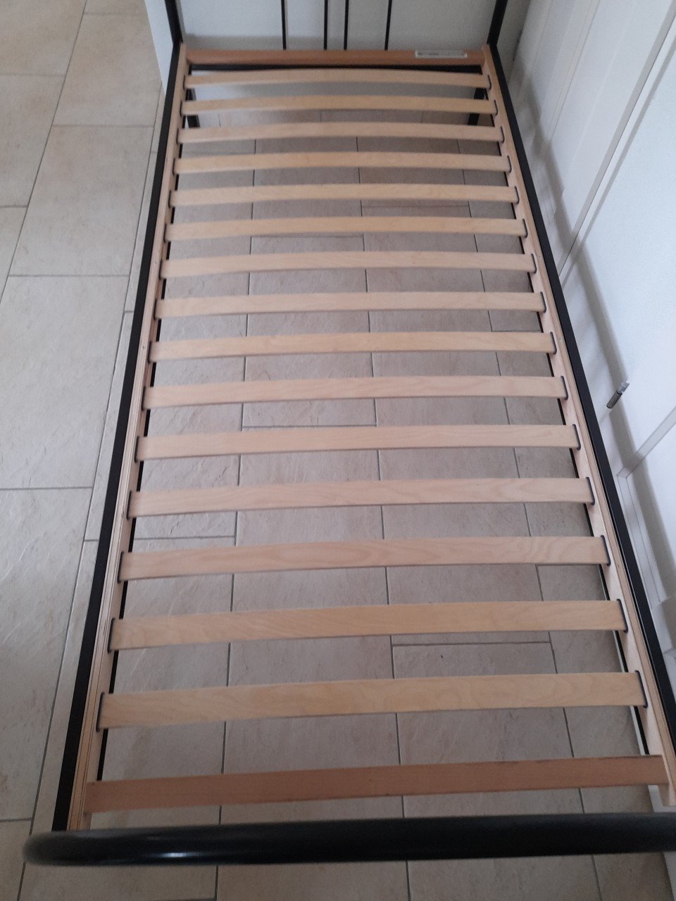 Zwart metalen1 persoons bed 90 x 200 ( in goede staat )