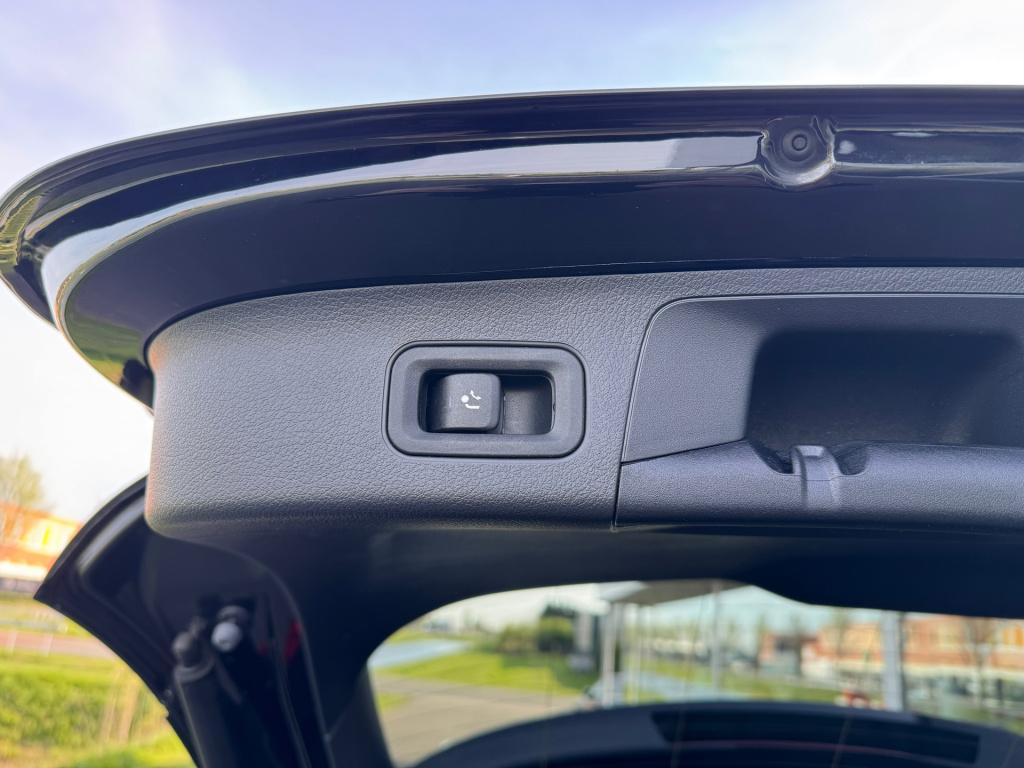 Mercedes-Benz Gla-klasse 200 amg line automaat , wegklapbare trekhaak , ach