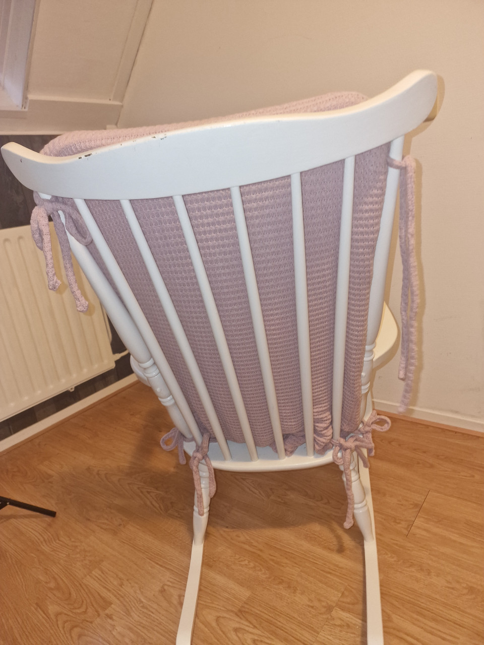 Schommelstoel met oudroze kussens