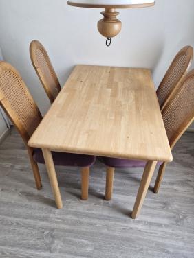 GRATIS TAFEL MET 4 STOELEN