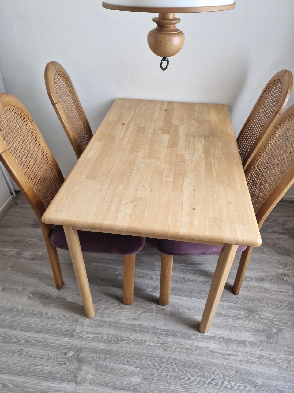 GRATIS TAFEL MET 4 STOELEN