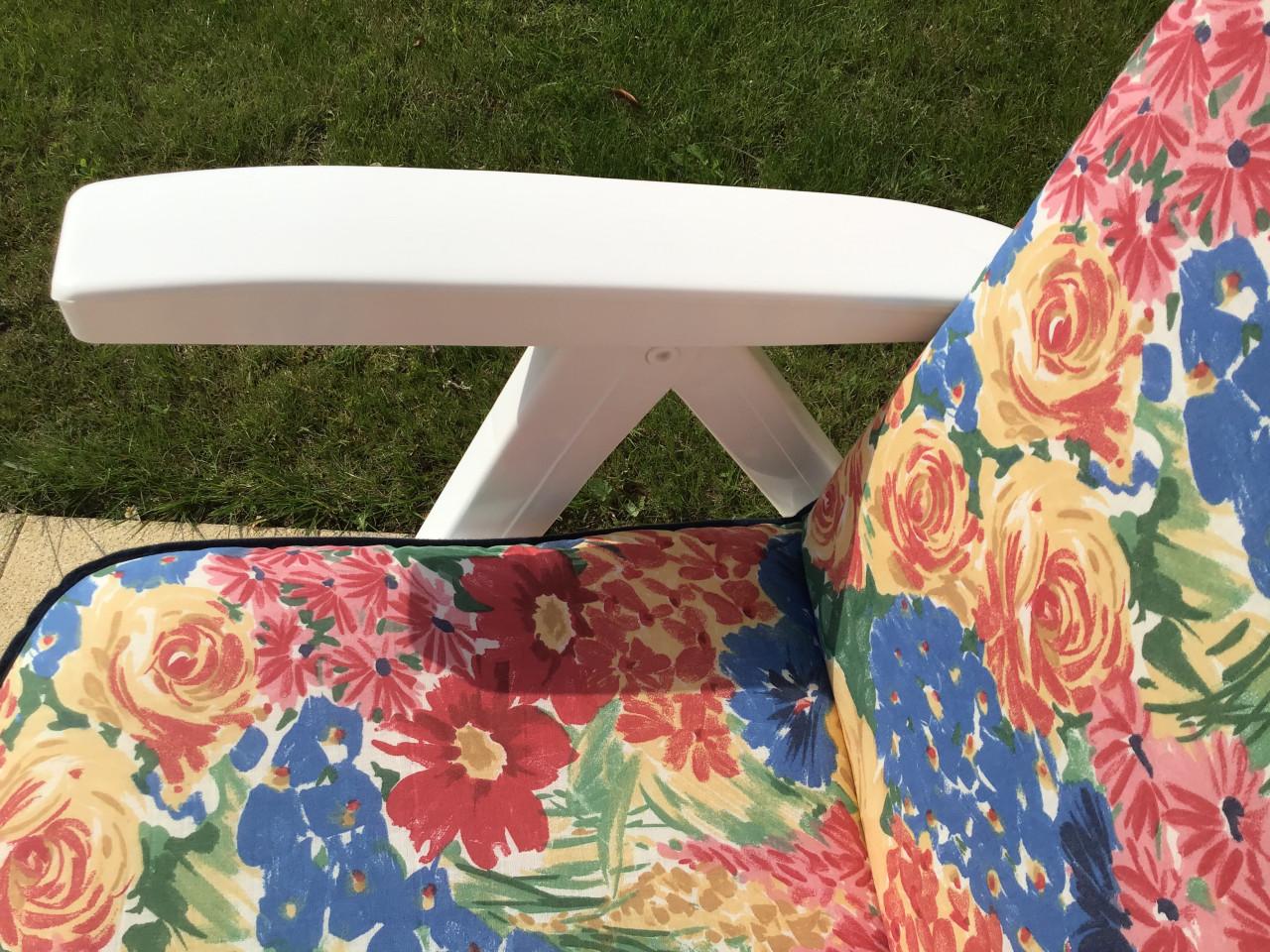 4 Kunststof tuinstoelen met kussens + tafeltje