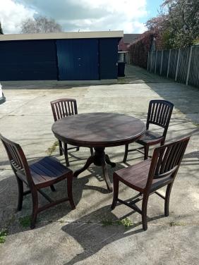 Ronde eettafel met stoelen