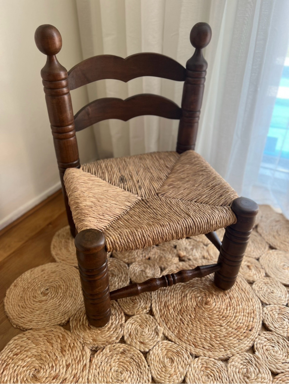 Vintage houten bijzetstoel of kinderstoel – Japandi stijl |