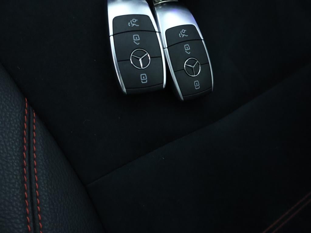 Mercedes-Benz Glb 200 amg line | panoramadak | trekhaak | cruise control | 