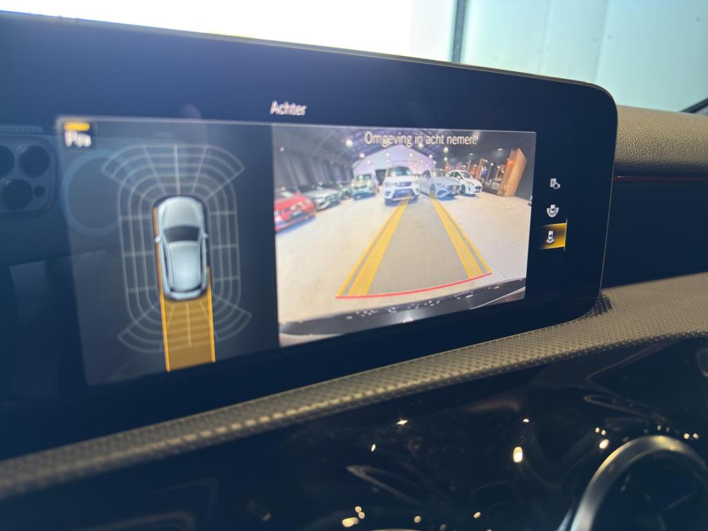Mercedes-Benz A-Klasse 180 business solution amg pano | stoelverwarming | 1