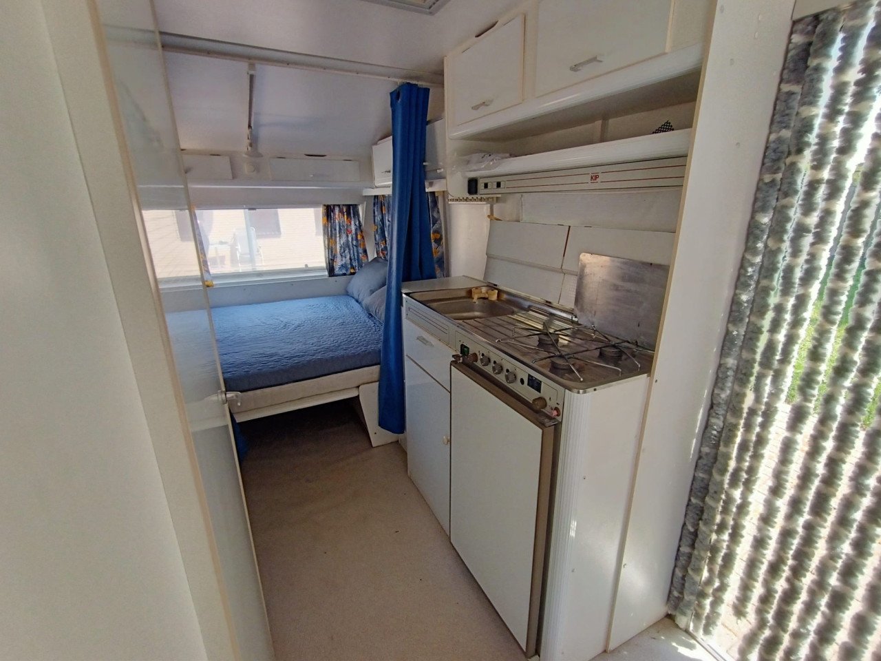 Gezinscaravan Kip 48T van 1990 met zonnepaneel
