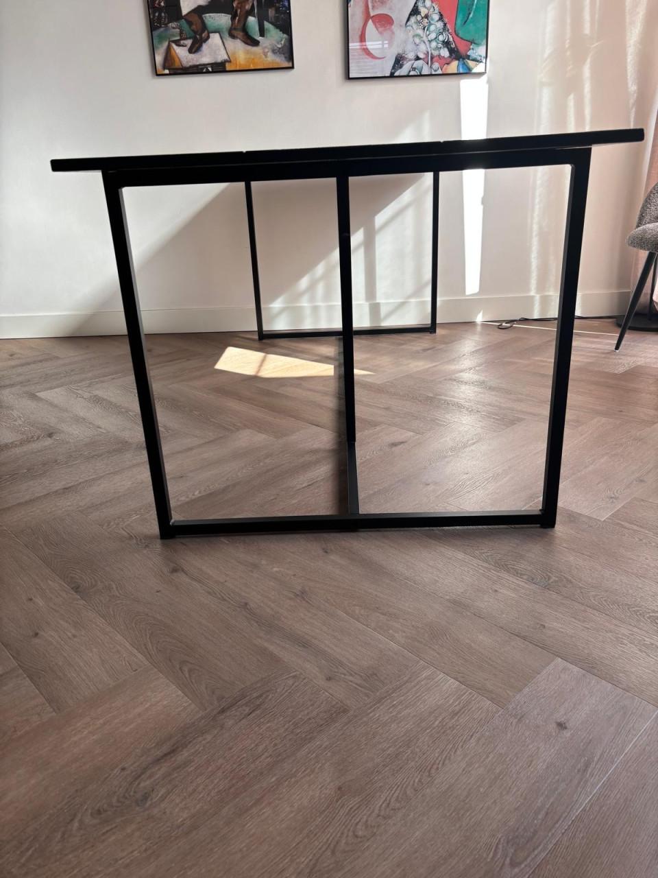 Zwart houten eettafel