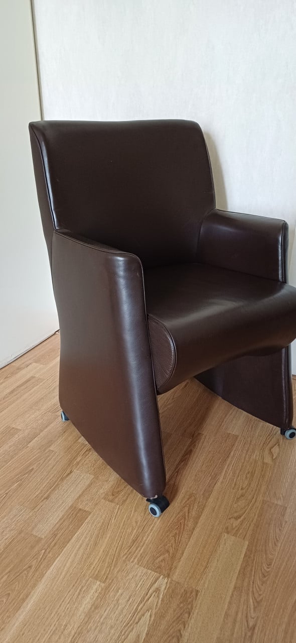 GRATIS - Set van 4 Eetkamer stoelen op wieltjes !!!