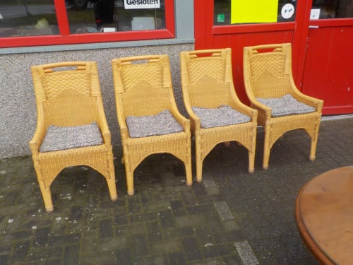 4 mooie kwaliteit rotan stoelen met zeer eenvoudige kussens in goede staat