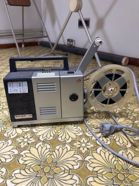 Filmprojector + toebehoren uit de oude doos