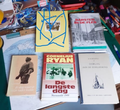 4 Oorlogs boeken W.o.:  Barsten in de fles 1945-1947