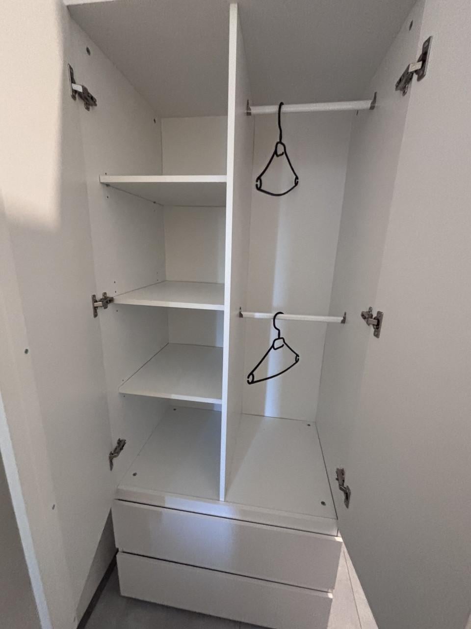 Mooie puntgave witte kledingkast