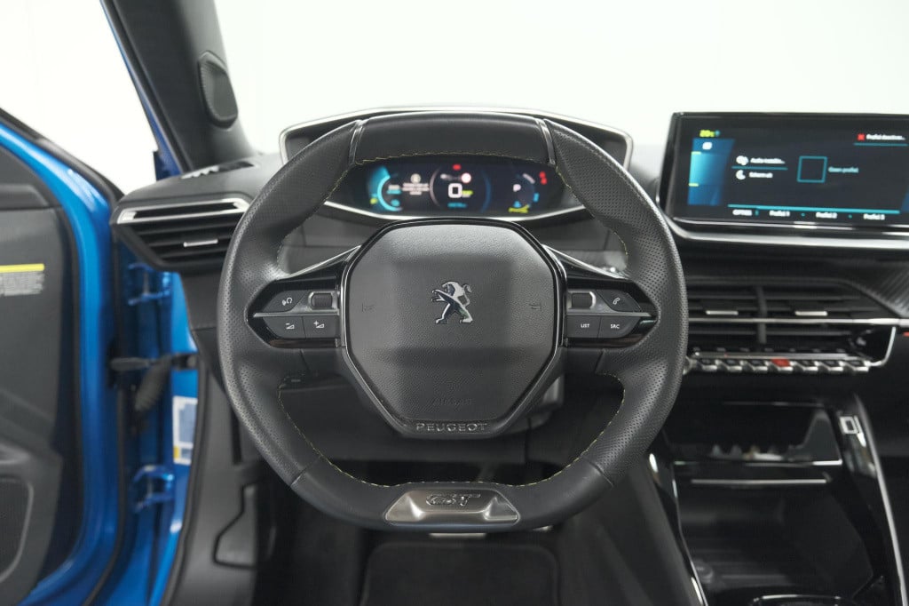 Peugeot E-2008 ev gt 50 kwh | 3 fase | trekhaak | panoramadak | adaptieve c