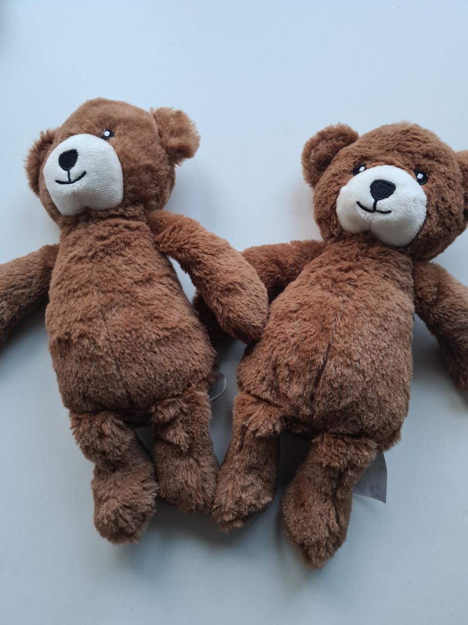 Dit zijn twee Timeless Teddy Bear van het merk Build-A-Bear