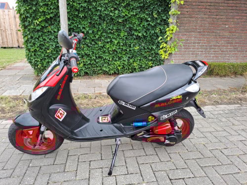 Te koop stoere peugeot vivacity met geel kenteken