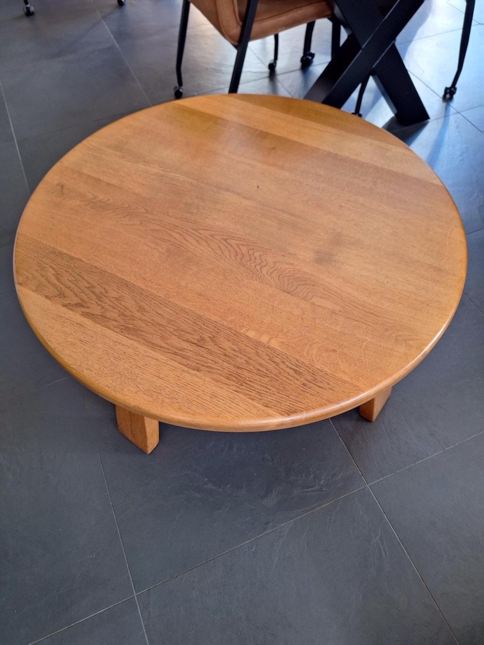 Massief eiken ronde salontafel.