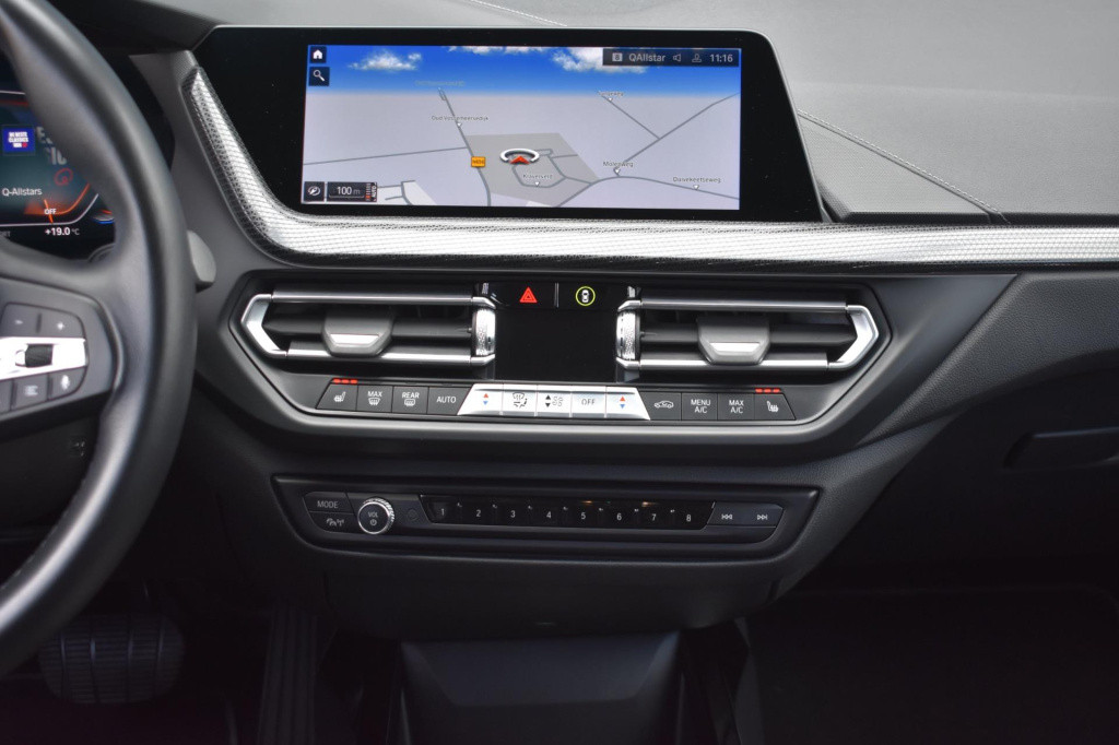 BMW 1 Serie 118i sport line | stoelverwarming | apple carplay | android aut