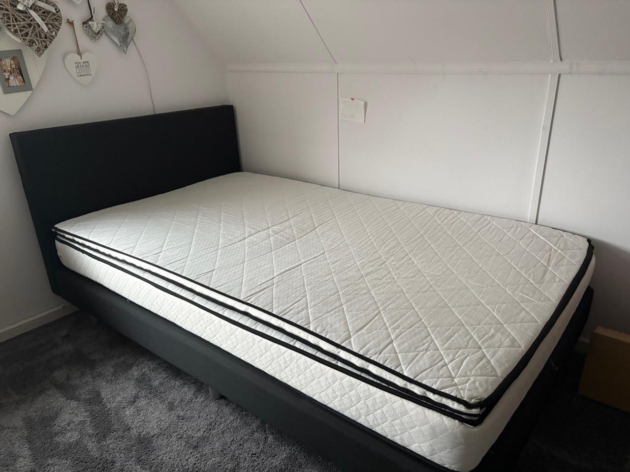 Boxspring 120 x 200 met hoofdboord, gebruikt als logeerbed