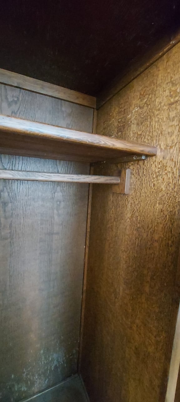 Donker eiken kledingkast