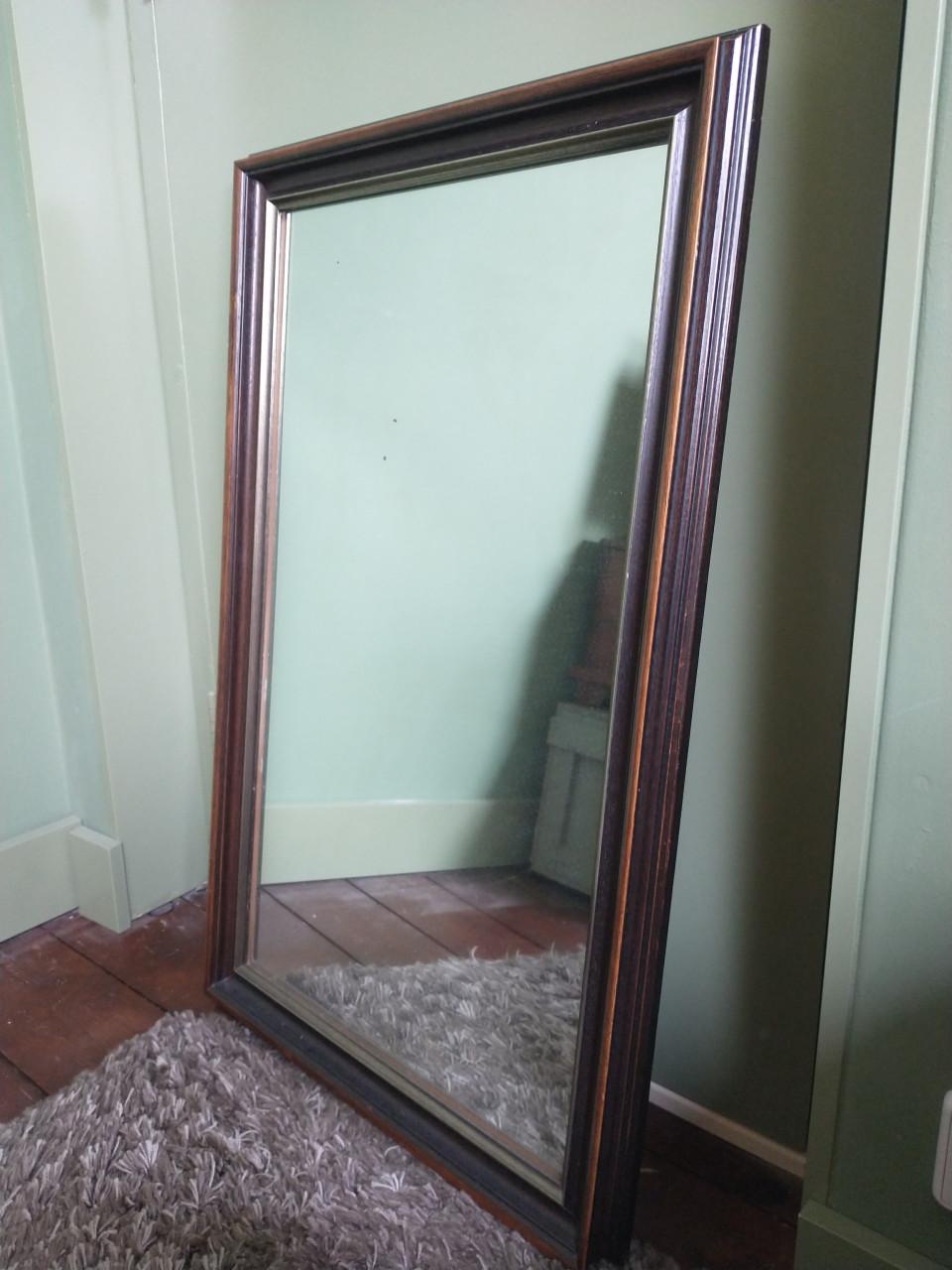 Oude spiegel in nieuwe lijst