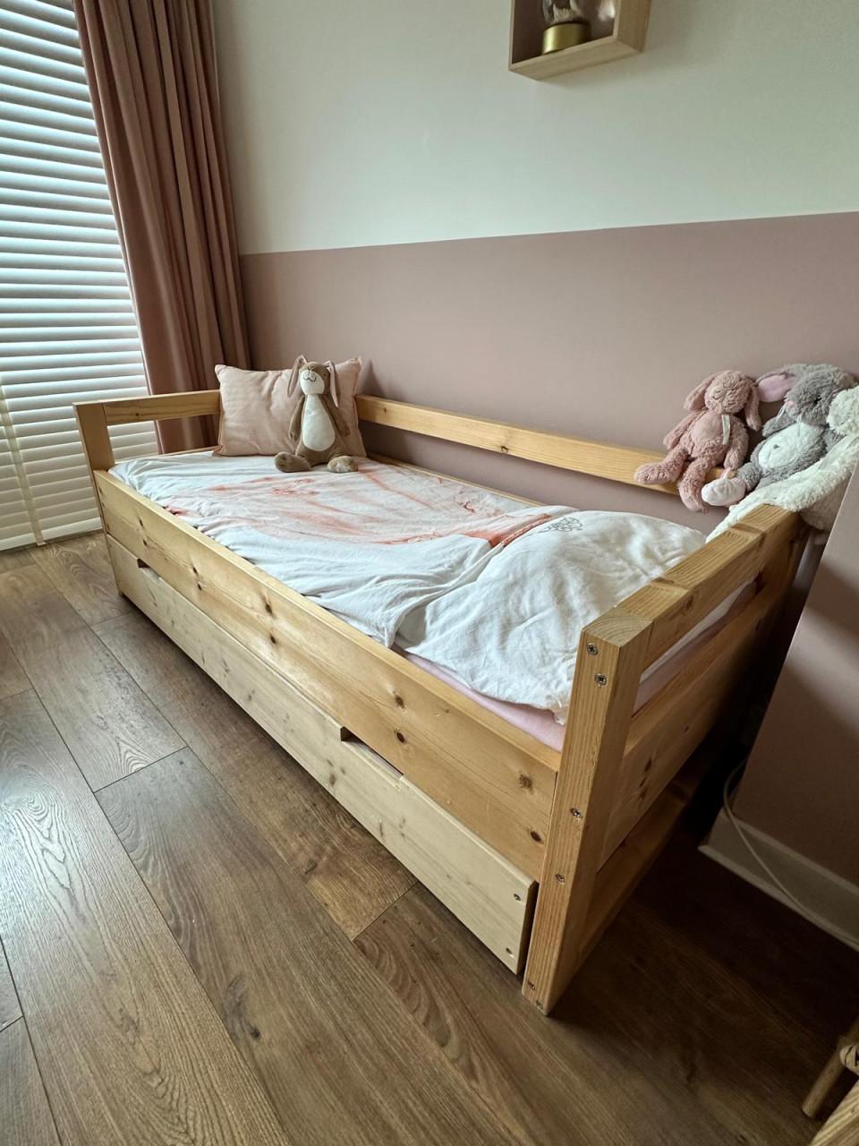 Junior bed met onderschuiflade en uitvalplankje