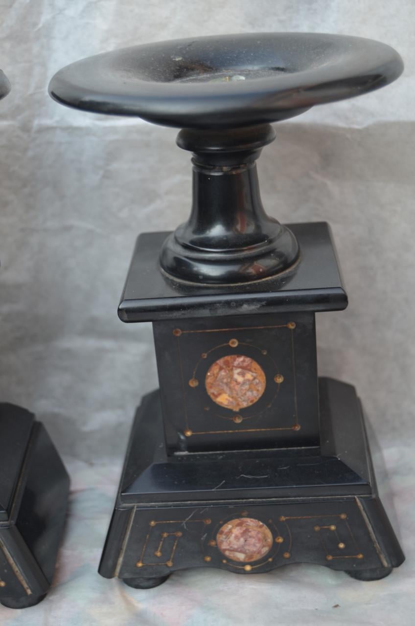 2 Stenen kandelaars deel klokgarnituur 19e eeuws?