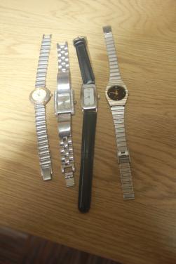 4 horloges,,lopen niet..