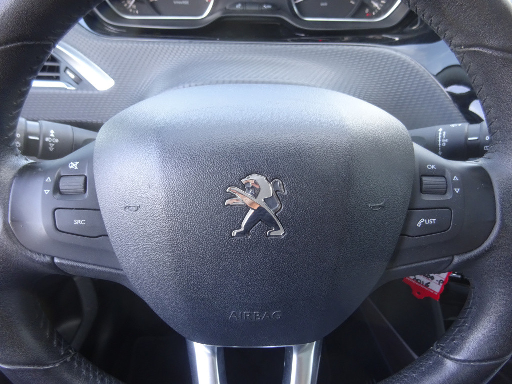 Peugeot 2008 1.2 puretech active panoramadak / trekhaak / navigatie